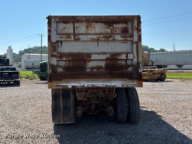 image for item ER3111 2005 Peterbilt 378 dump truck