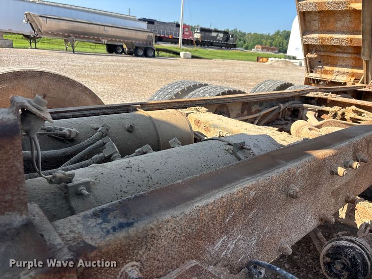 image for item ER3111 2005 Peterbilt 378 dump truck