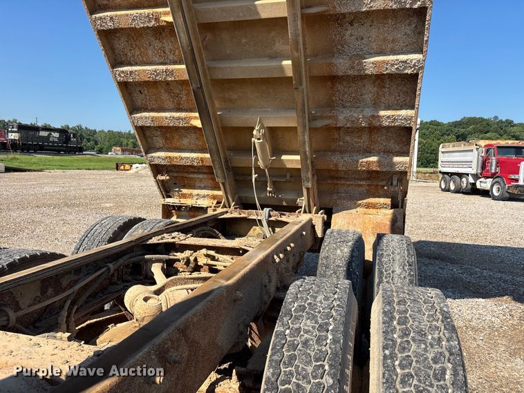 image for item ER3111 2005 Peterbilt 378 dump truck