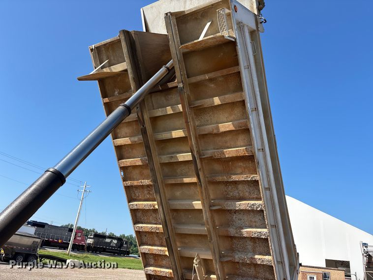 image for item ER3111 2005 Peterbilt 378 dump truck
