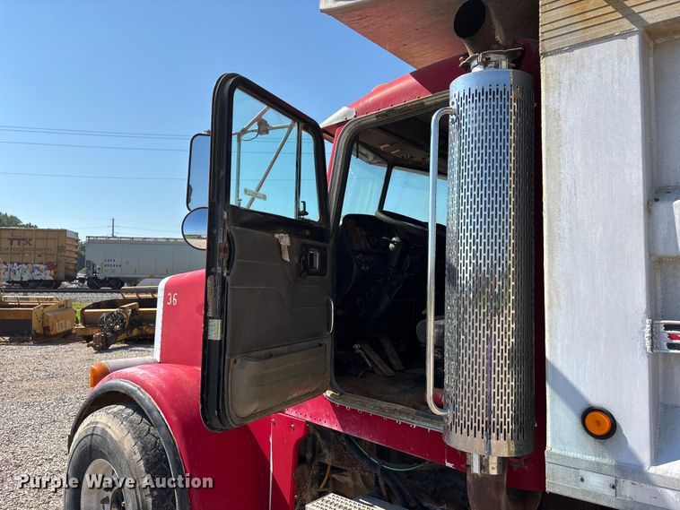 image for item ER3111 2005 Peterbilt 378 dump truck