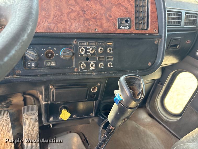 image for item ER3111 2005 Peterbilt 378 dump truck