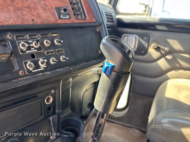 image for item ER3111 2005 Peterbilt 378 dump truck