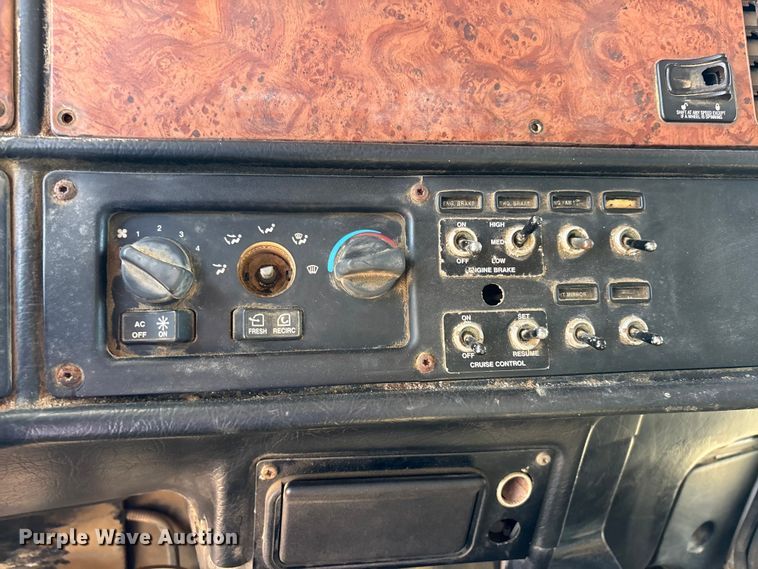 image for item ER3111 2005 Peterbilt 378 dump truck