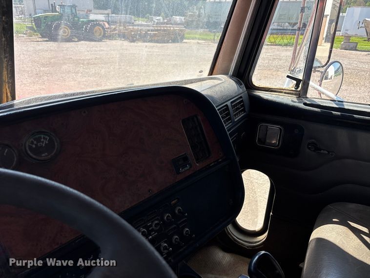 image for item ER3111 2005 Peterbilt 378 dump truck