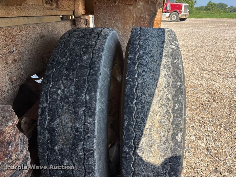 image for item ER3111 2005 Peterbilt 378 dump truck