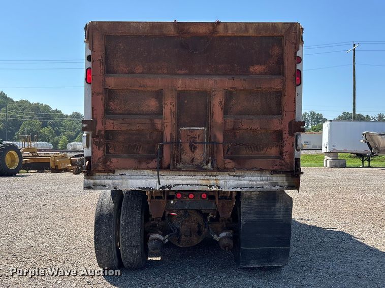image for item ER3112 2005 Peterbilt dump truck