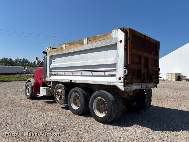 image for item ER3112 2005 Peterbilt dump truck