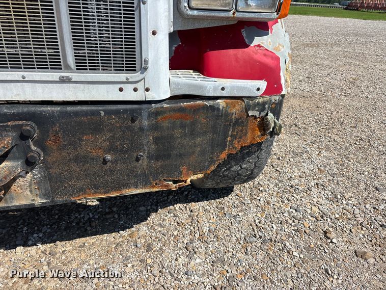 image for item ER3112 2005 Peterbilt dump truck