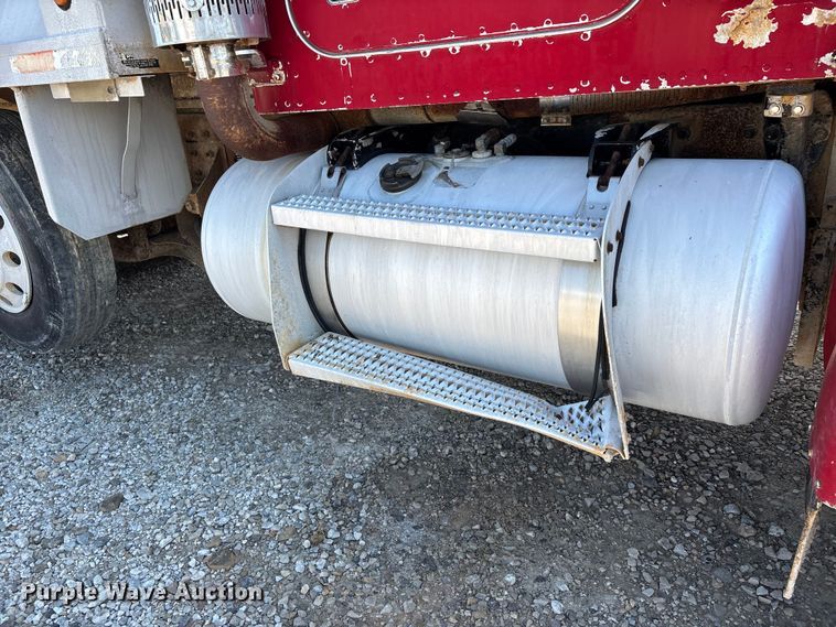 image for item ER3112 2005 Peterbilt dump truck