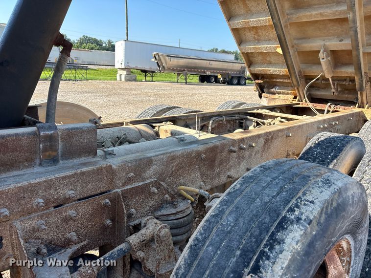 image for item ER3112 2005 Peterbilt dump truck
