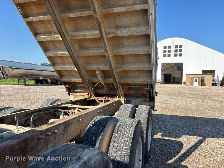 image for item ER3112 2005 Peterbilt dump truck