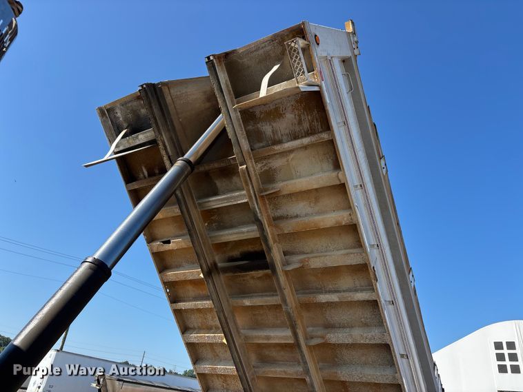 image for item ER3112 2005 Peterbilt dump truck