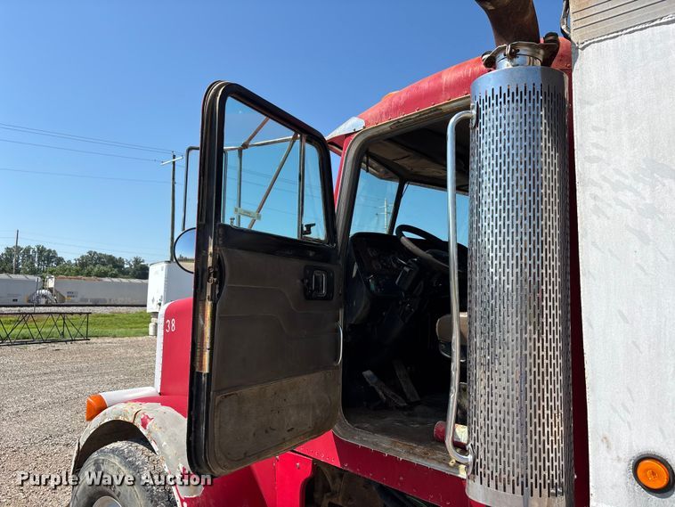 image for item ER3112 2005 Peterbilt dump truck