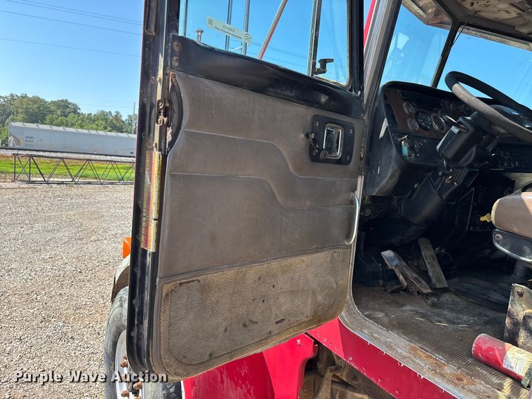 image for item ER3112 2005 Peterbilt dump truck