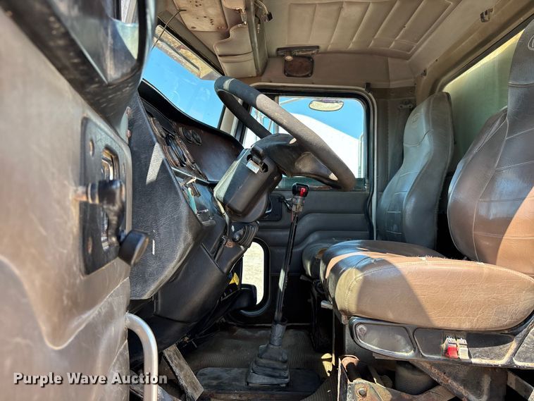 image for item ER3112 2005 Peterbilt dump truck
