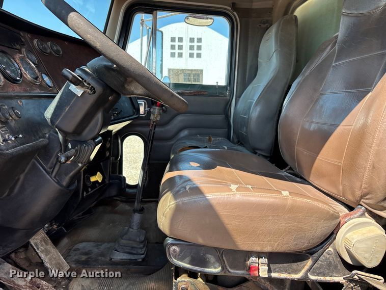 image for item ER3112 2005 Peterbilt dump truck