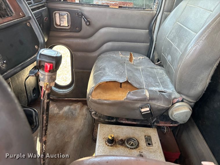 image for item ER3112 2005 Peterbilt dump truck