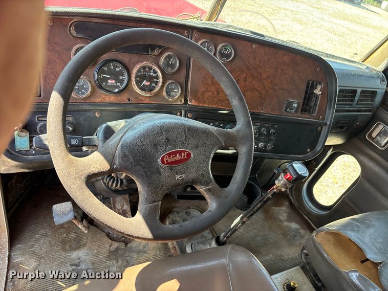 image for item ER3112 2005 Peterbilt dump truck
