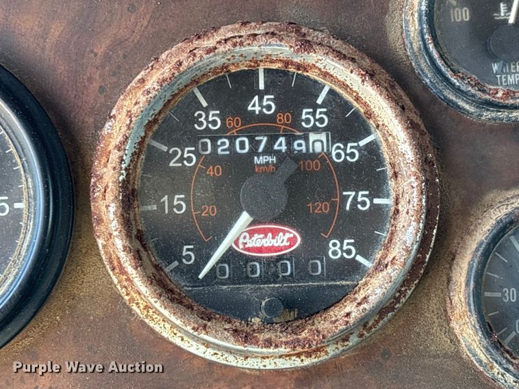 image for item ER3112 2005 Peterbilt dump truck