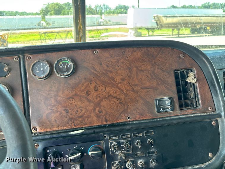 image for item ER3112 2005 Peterbilt dump truck