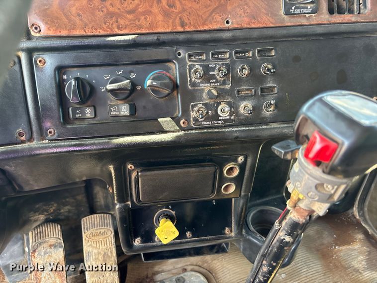 image for item ER3112 2005 Peterbilt dump truck