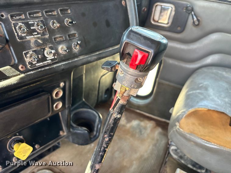 image for item ER3112 2005 Peterbilt dump truck