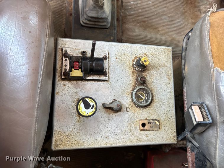 image for item ER3112 2005 Peterbilt dump truck