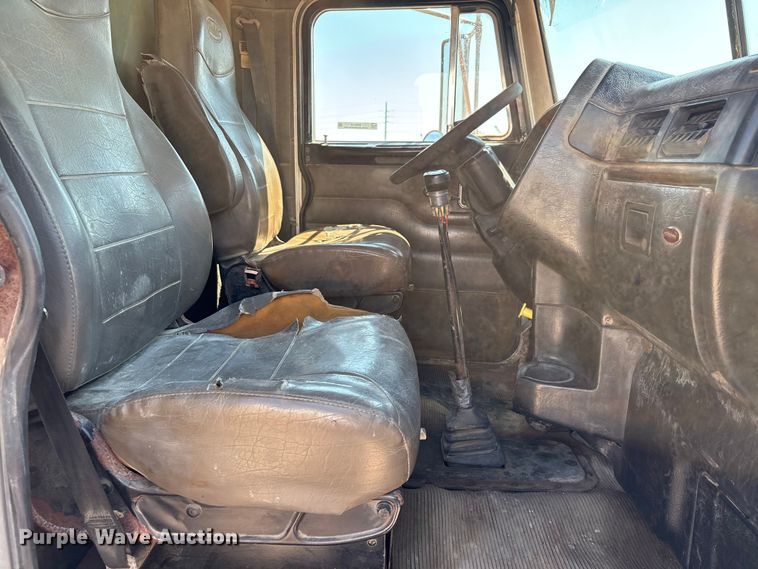 image for item ER3112 2005 Peterbilt dump truck