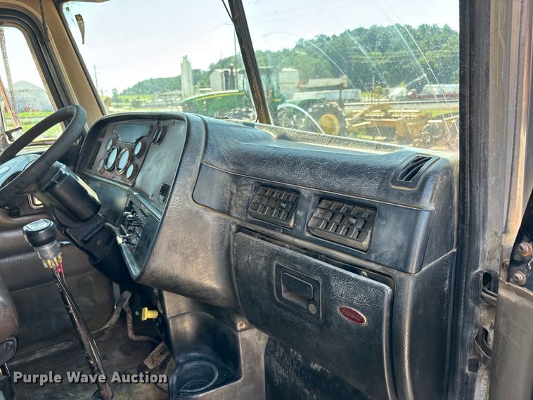 image for item ER3112 2005 Peterbilt dump truck