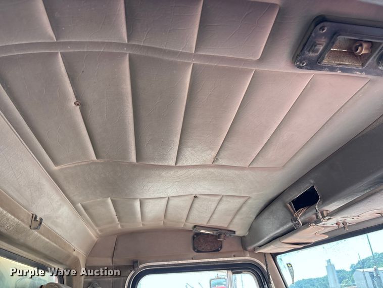 image for item ER3112 2005 Peterbilt dump truck