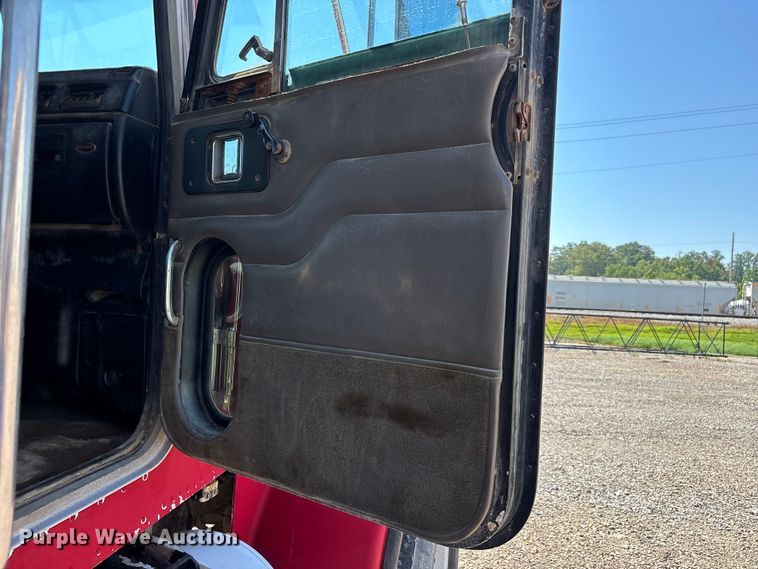 image for item ER3112 2005 Peterbilt dump truck