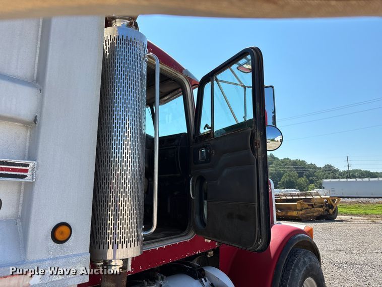 image for item ER3112 2005 Peterbilt dump truck