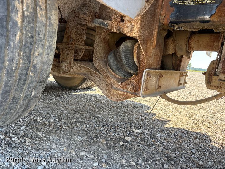 image for item ER3112 2005 Peterbilt dump truck