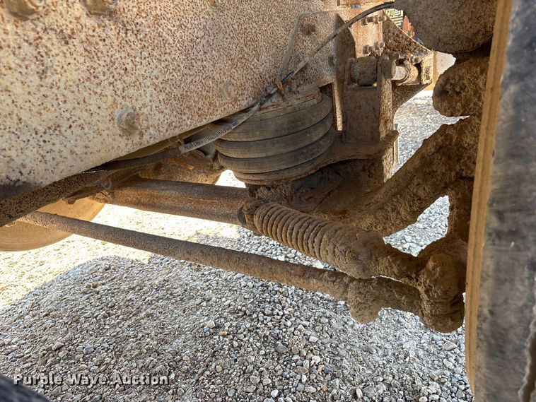 image for item ER3112 2005 Peterbilt dump truck