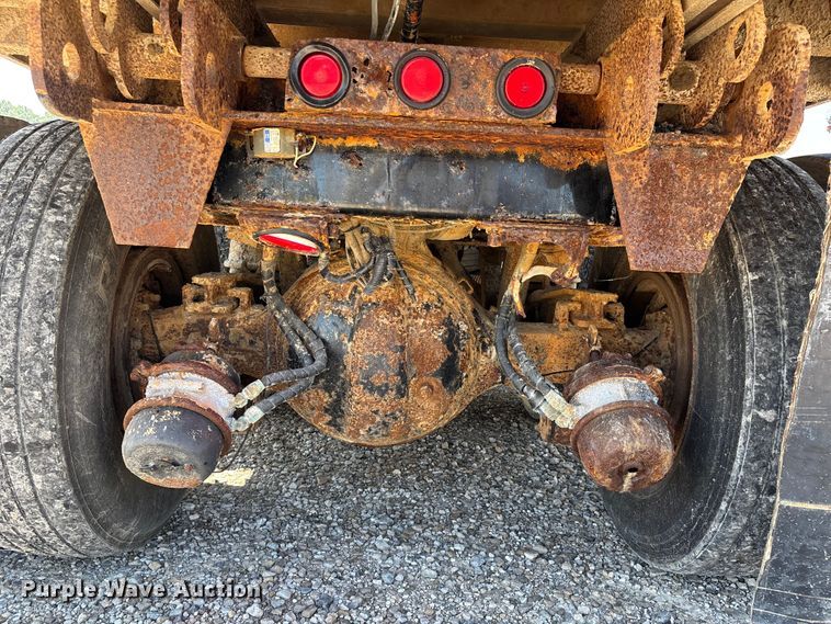 image for item ER3112 2005 Peterbilt dump truck