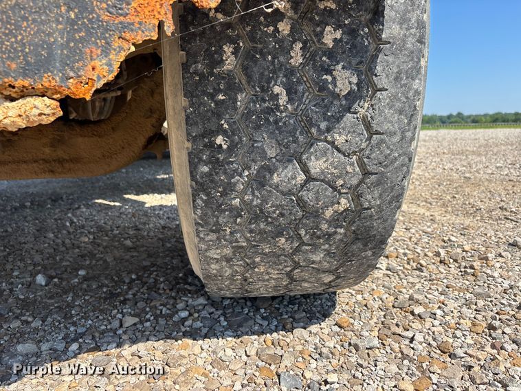 image for item ER3112 2005 Peterbilt dump truck