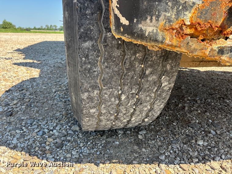 image for item ER3112 2005 Peterbilt dump truck