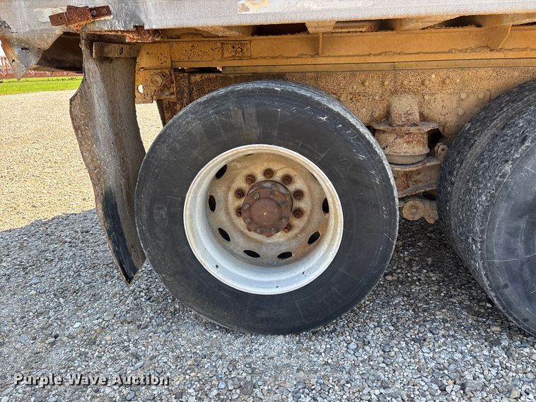 image for item ER3112 2005 Peterbilt dump truck