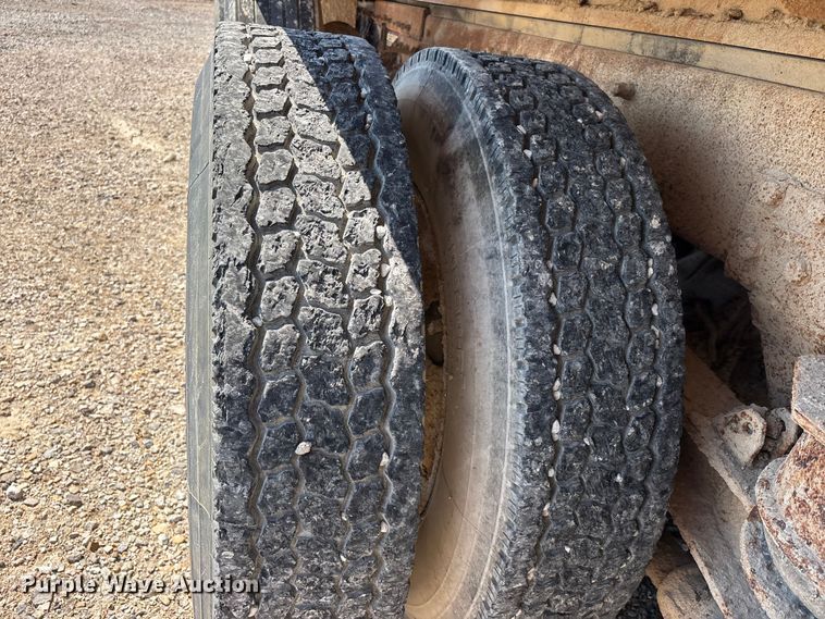 image for item ER3112 2005 Peterbilt dump truck