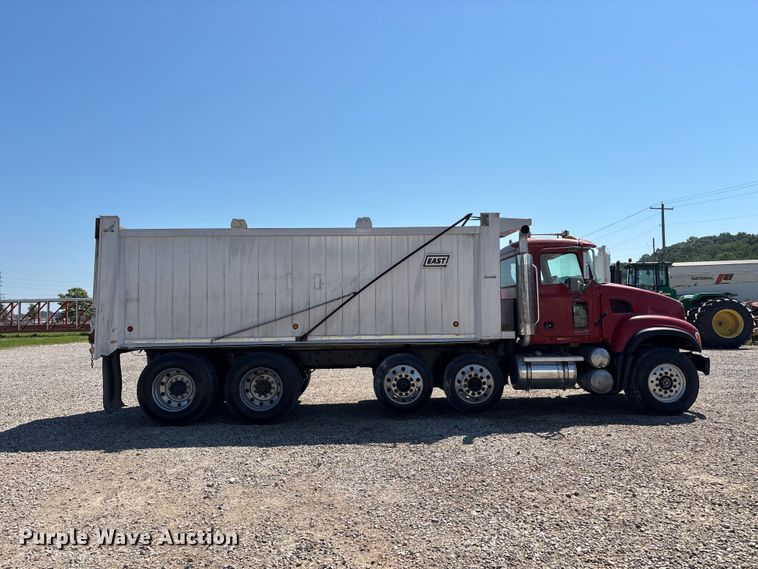 image for item ER3113 2004 Mack CV dump truck