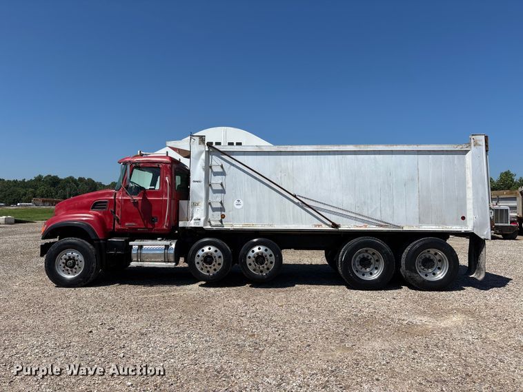 image for item ER3113 2004 Mack CV dump truck