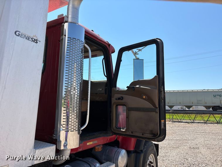 image for item ER3113 2004 Mack CV dump truck