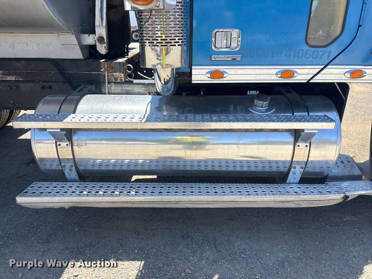image for item ER7684 2007 Freightliner Coronado dump truck