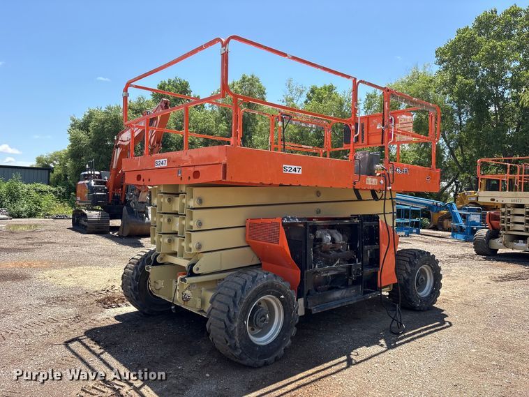 image for item ET0123 2015 JLG 4394RT scissor lift