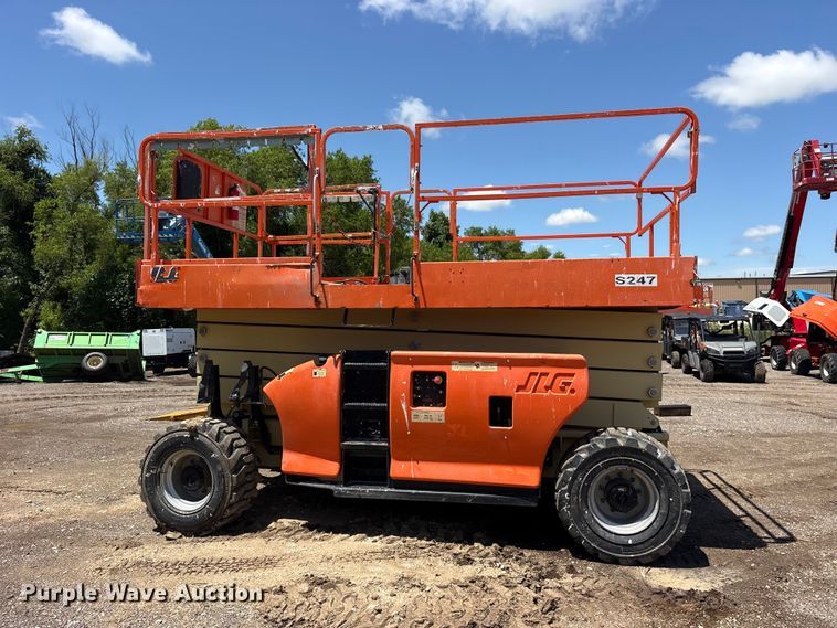 image for item ET0123 2015 JLG 4394RT scissor lift