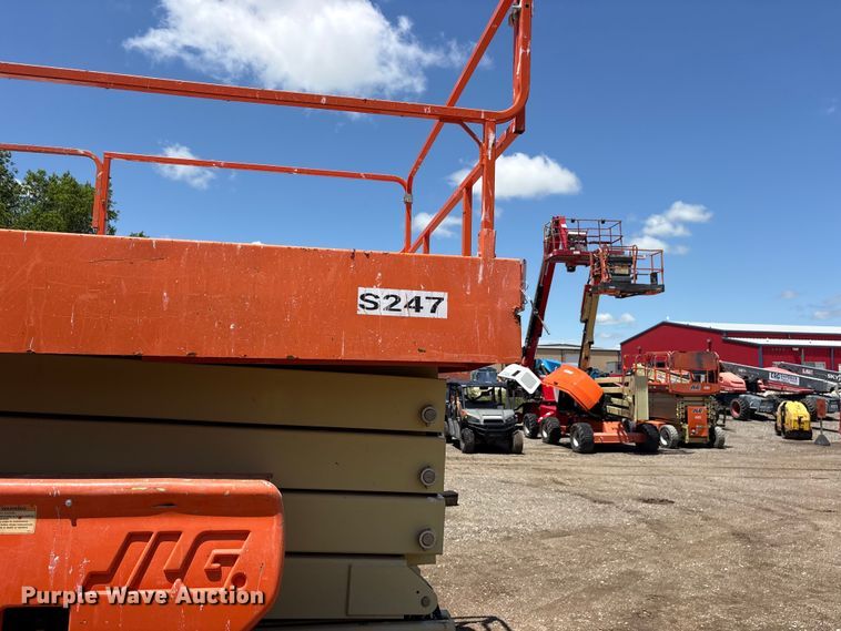 image for item ET0123 2015 JLG 4394RT scissor lift