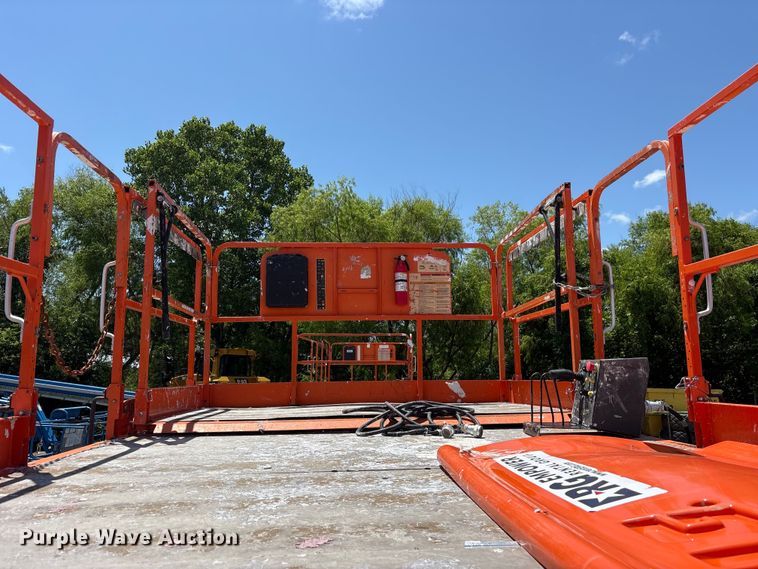 image for item ET0123 2015 JLG 4394RT scissor lift