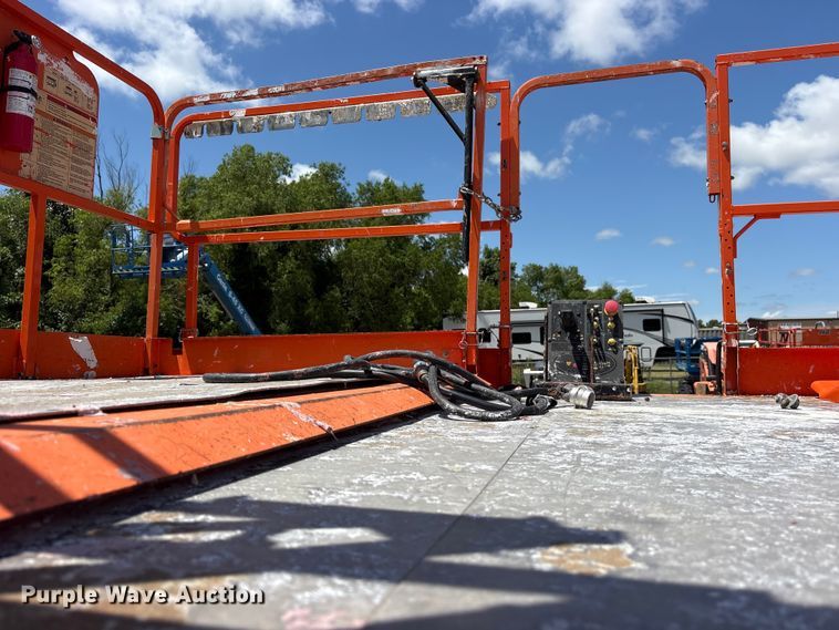 image for item ET0123 2015 JLG 4394RT scissor lift