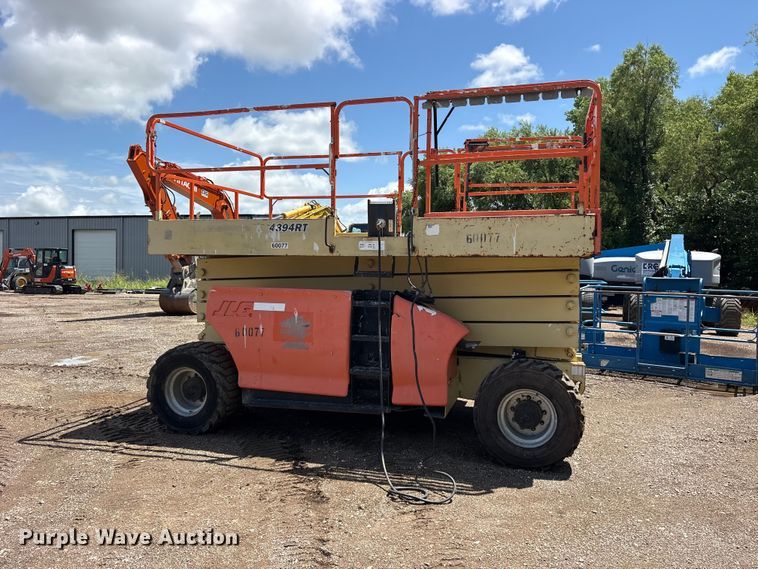 image for item ET0124 2007 JLG 4394RT scissor lift